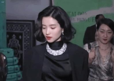 八字刘海怎么打理才不会显头秃,12岁圆脸头秃长发适合剪什么刘海