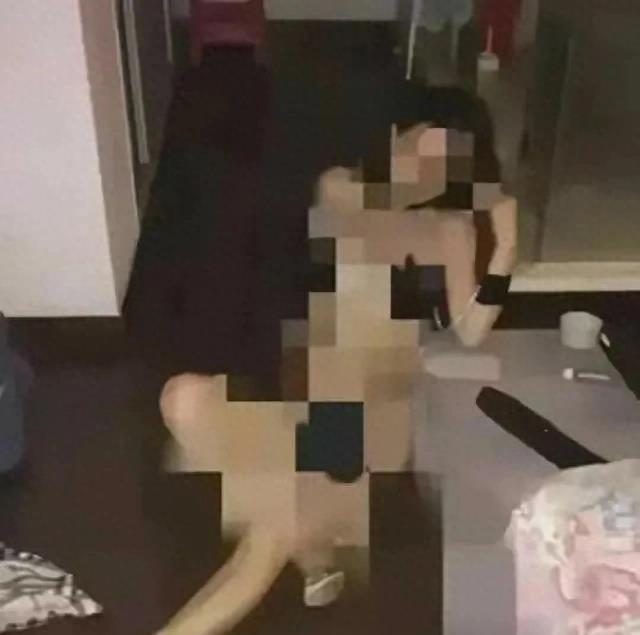 女教师欺骗黑人，说他不能再这么做了！淫秽视频曝光，外国崇拜！