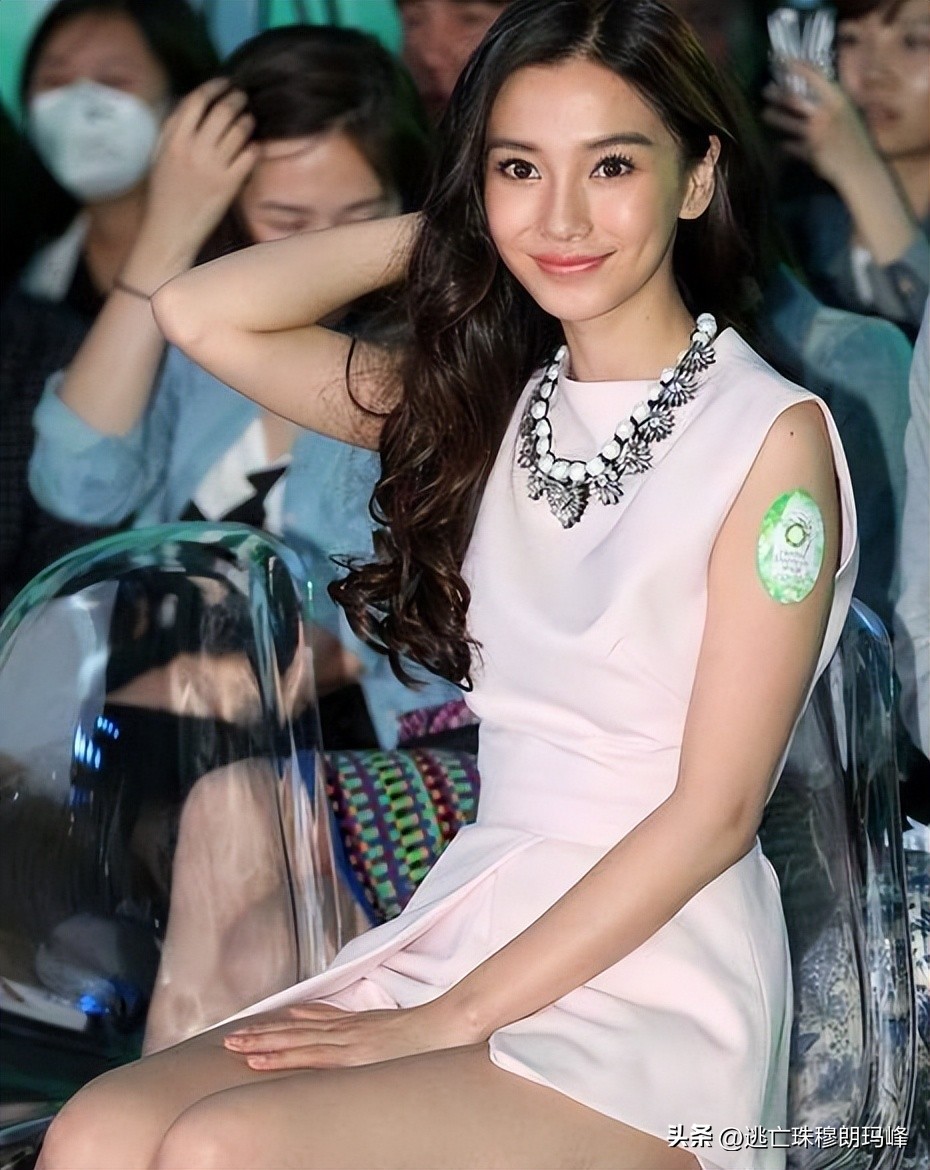 这些女明星真是把“诱惑”玩到了极限,半露*裤内**、露下乳?