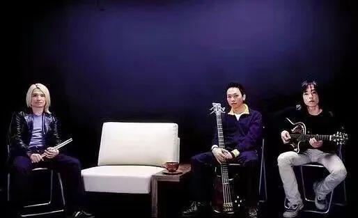 黄家驹是华语乐坛的神话,黄家驹算是华语乐坛的鼻祖