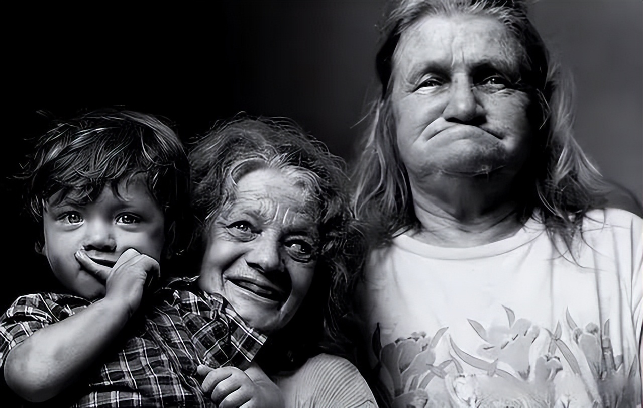 美国家族*伦乱**三代：*亲近**结合导致后代残障，无法说话只能犬吠