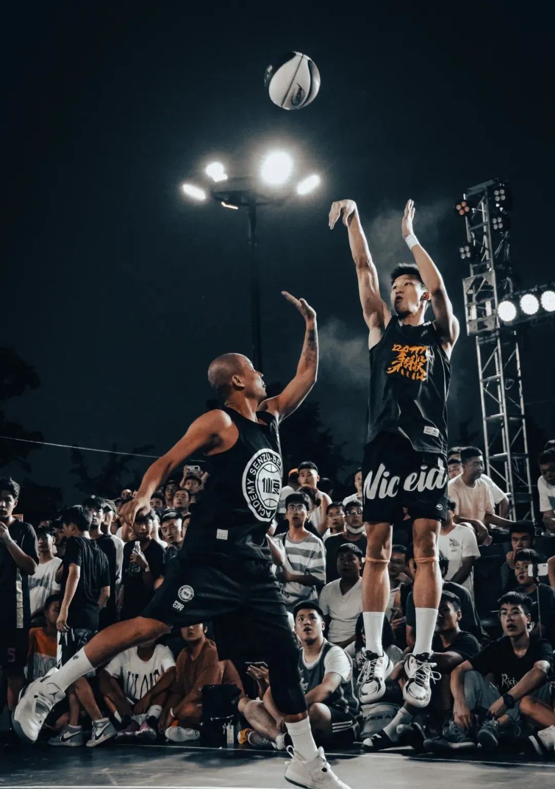 一记隔扣火上热搜！从街头草根到职业选手，“佛山林书豪”的故事太燃了|YOU趣青年荟