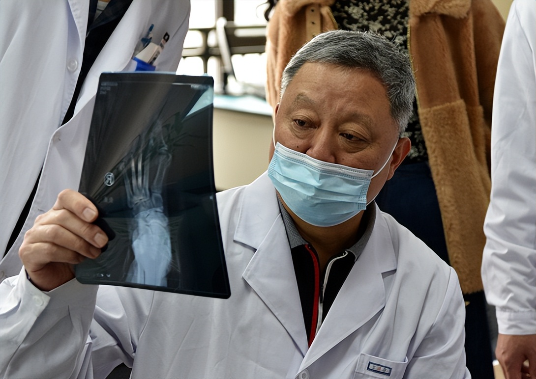 铸智慧骨科，创“三甲”医院：始终把人民的健康放在心里扛在肩上