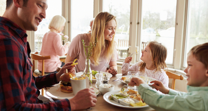一家休闲餐飲型態的餐廳禁止孩童入內用餐,合理嗎?