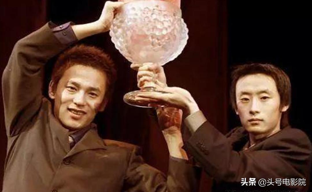 《魔幻手机》男主39岁当出租车司机？马路边吃盒饭，曾演葛优儿子