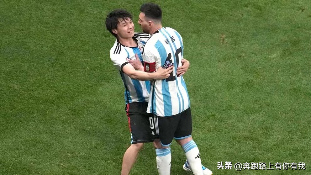 球迷冲上场和梅西拥抱主人公,球迷冲进球场拥抱梅西热烈的青春