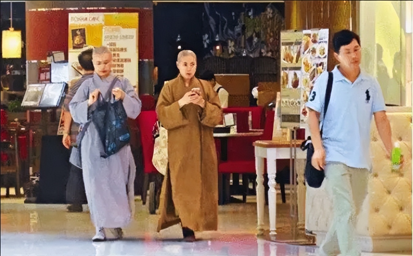 白天穿僧袍念经，晚上穿*袜丝**蹦迪：香港假尼姑如何能敛钱数千万？