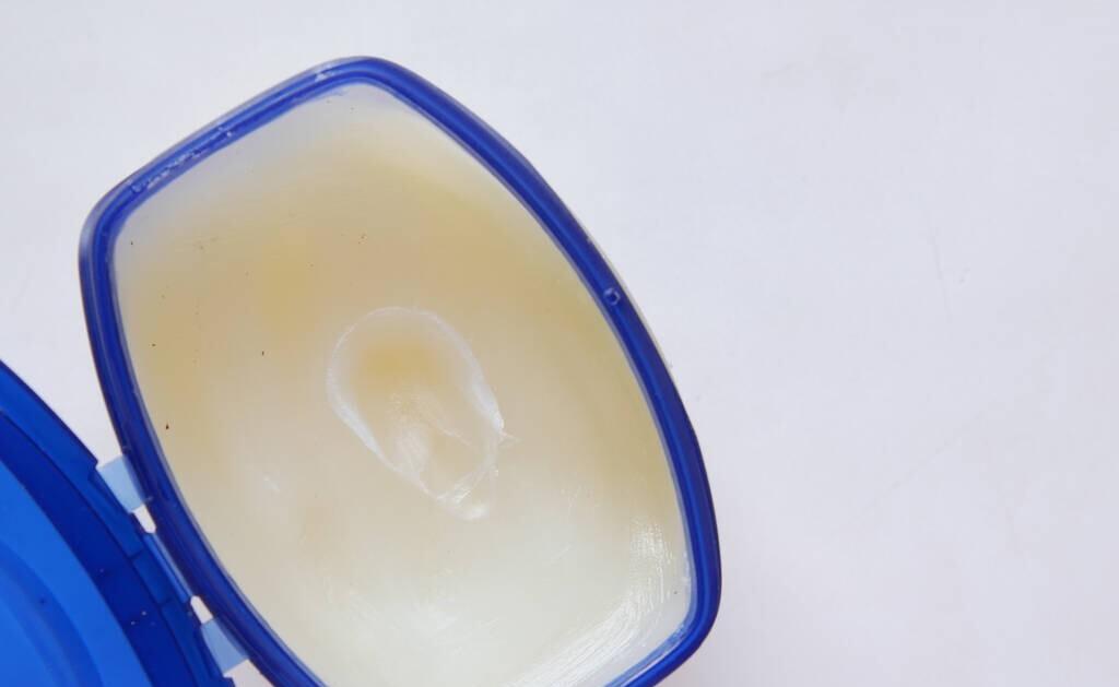 鞋子两边磨脚怎么办小窍门,鞋子小了怎么弄才不磨脚