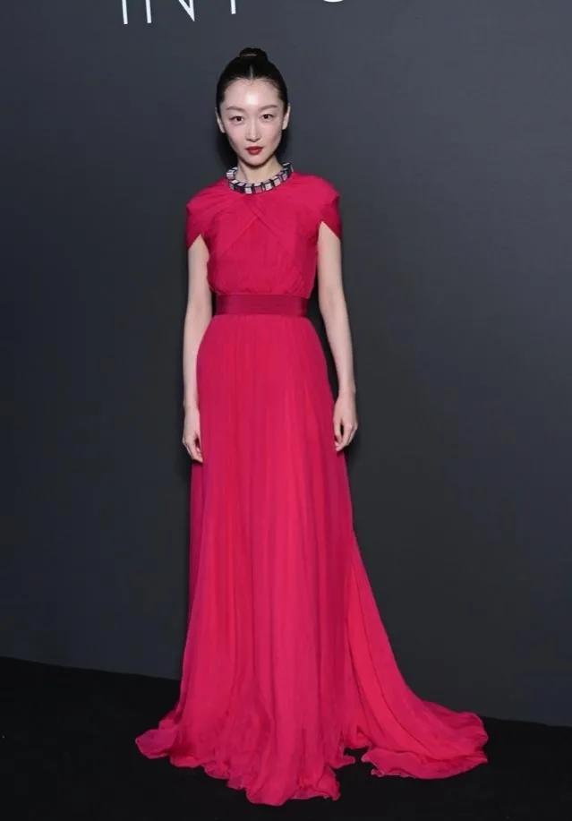 周冬雨面相分析,周冬雨早期后期面相