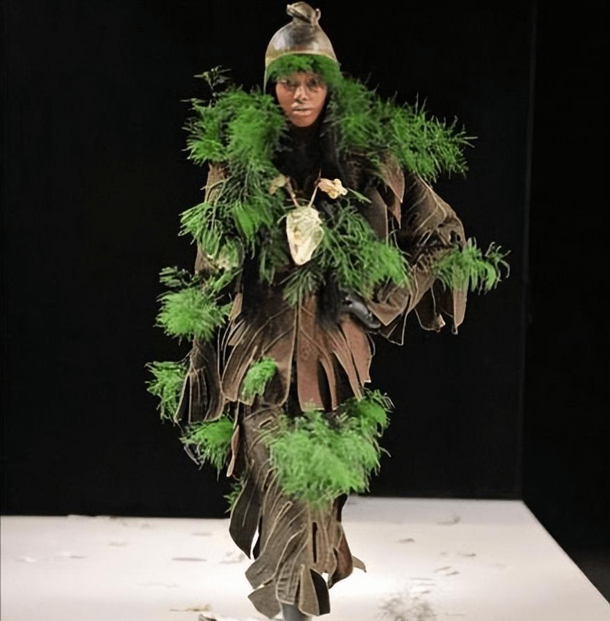 开裆裤，裸胸装，2023年高奢大秀一个比一个奇葩，暴露就是时尚？