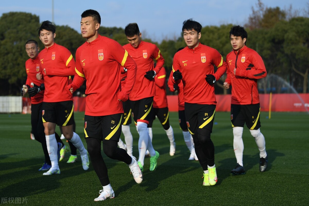 国足改变从头开始？口号标语消失，李霄鹏比李铁更加务实