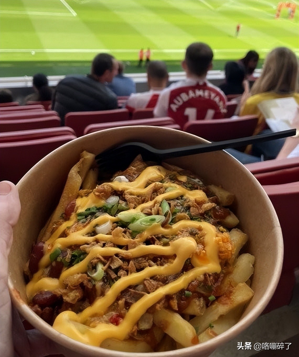 在球场吃美食,吃美食看球赛的地方