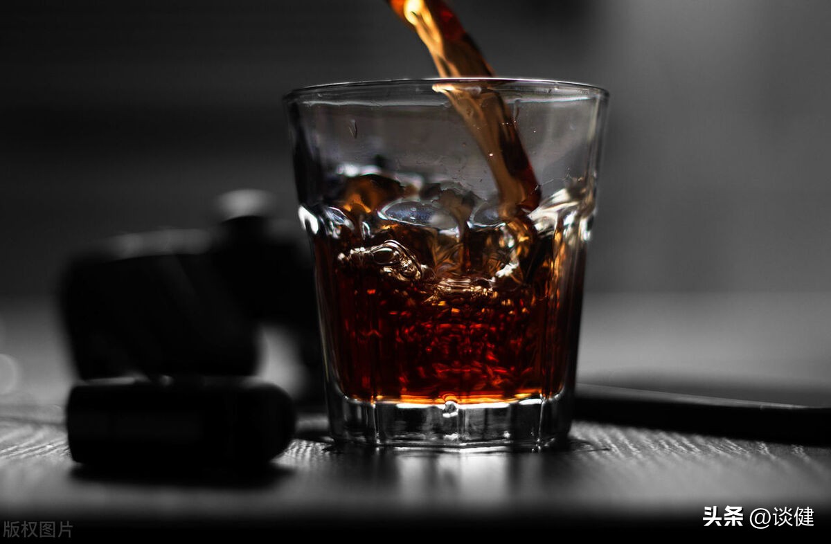 肛门周围潮湿瘙痒能用盐水清洗吗,肛门潮湿瘙痒时不时的流出分泌液