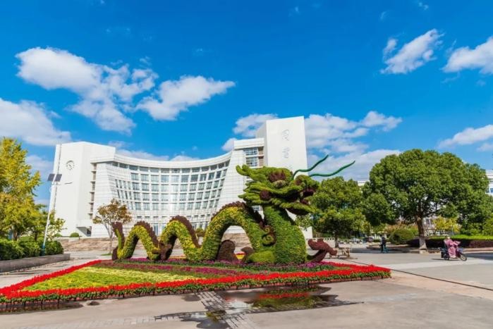 曾在高校任教，已是公司董事长，他让农民收入大幅增加，获中央电视台专访！