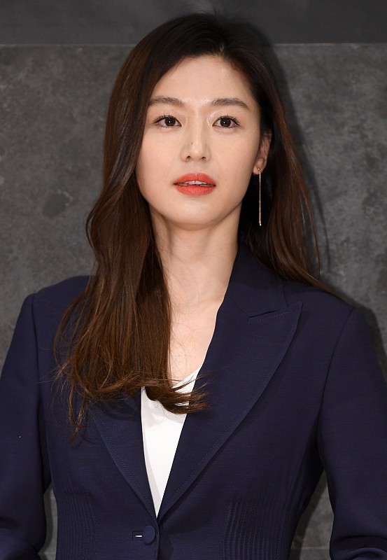 韩国女明星大衣穿搭,韩国女明星秋冬连衣裙搭配大衣