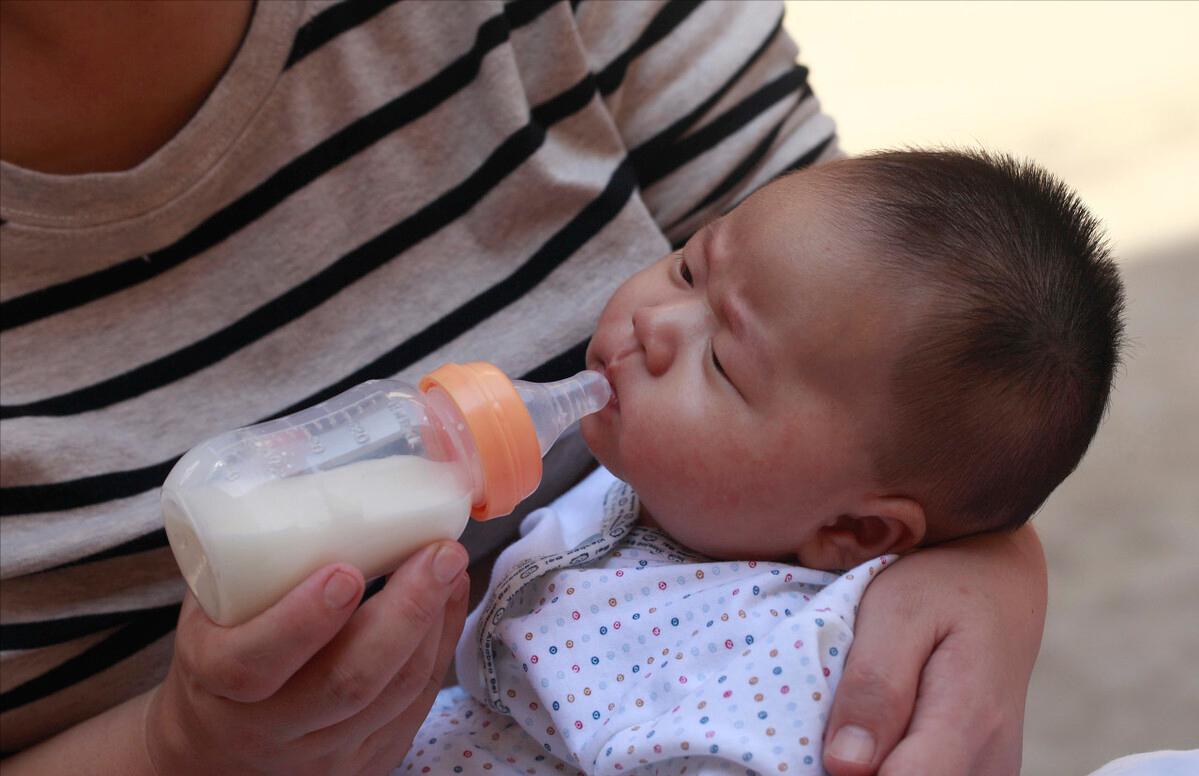 冲奶粉水温是从100度降到45度吗,冲奶粉的最佳水温是40还是45