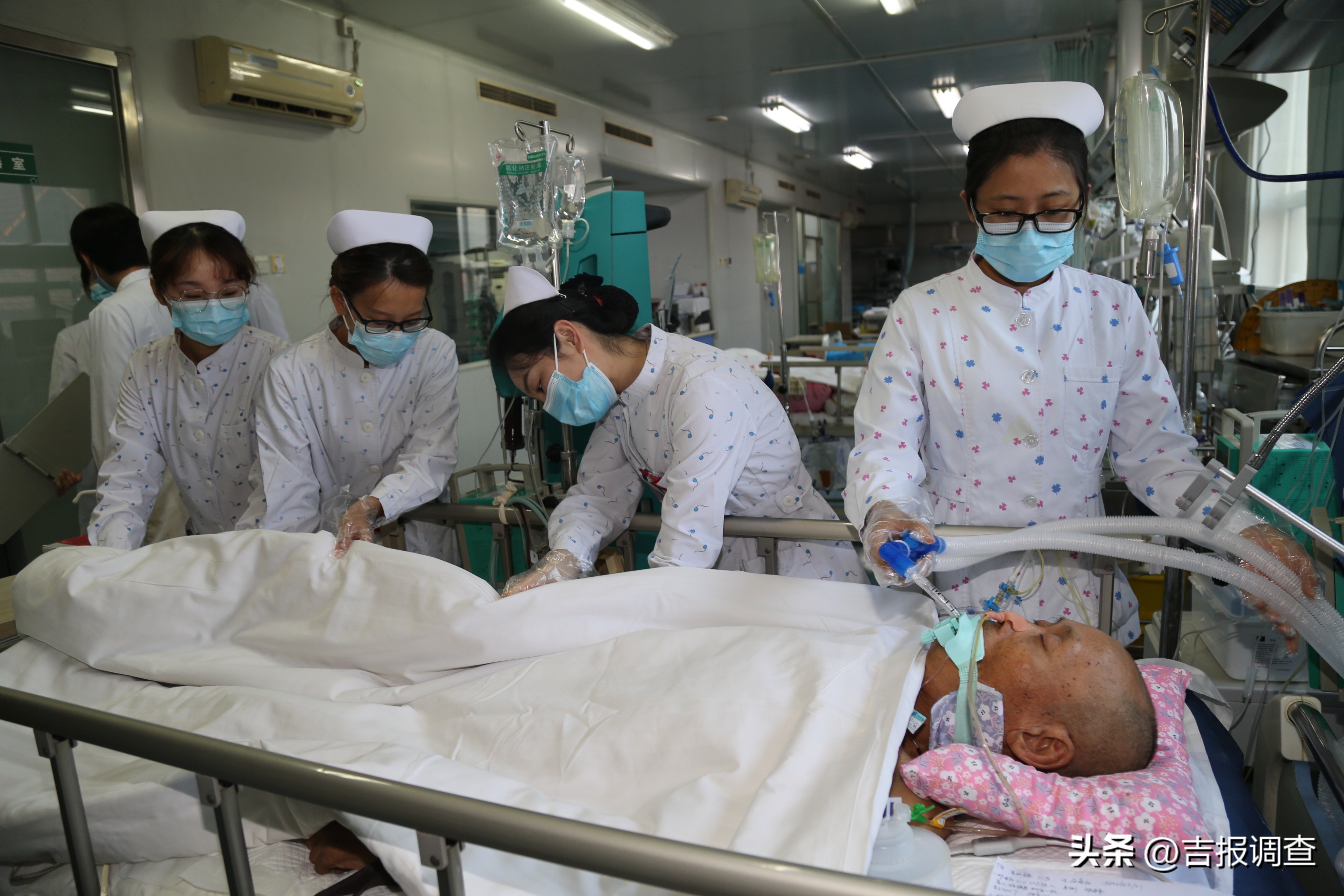 120送来昏迷不醒、没有家属陪同且身份不明的高龄患者后，解放军第九*四六**医院医护人员立即展开全力救治