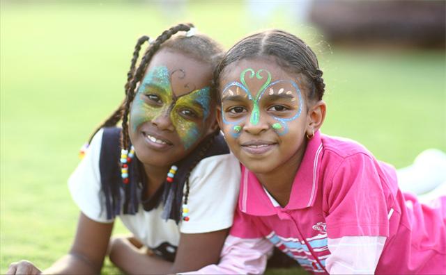 7年前，非洲1岁男孩被父母遗弃，流浪途中遇游客喂水后被收养