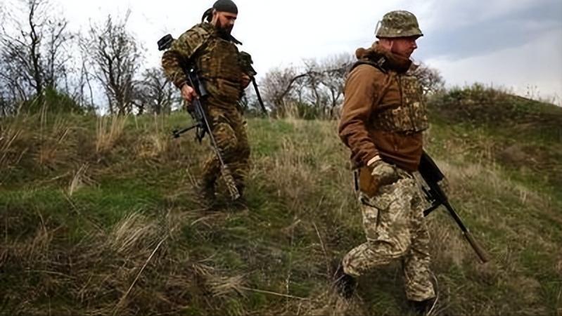 乌克兰以人肉冲锋消耗俄军,士兵频“送人头”引发人员短缺危机。