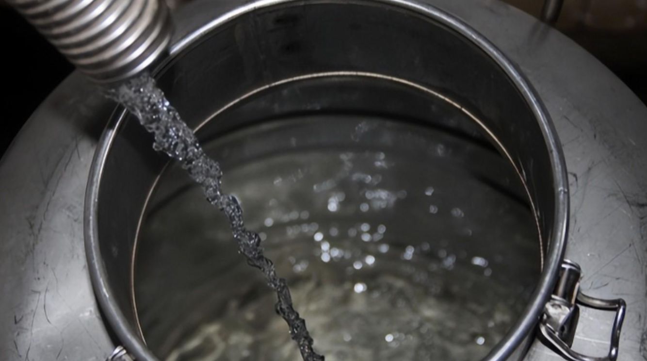 退休大爷不喝茅台却痴迷酿酒，自购设备酿完试饮，行家惊呼：别喝