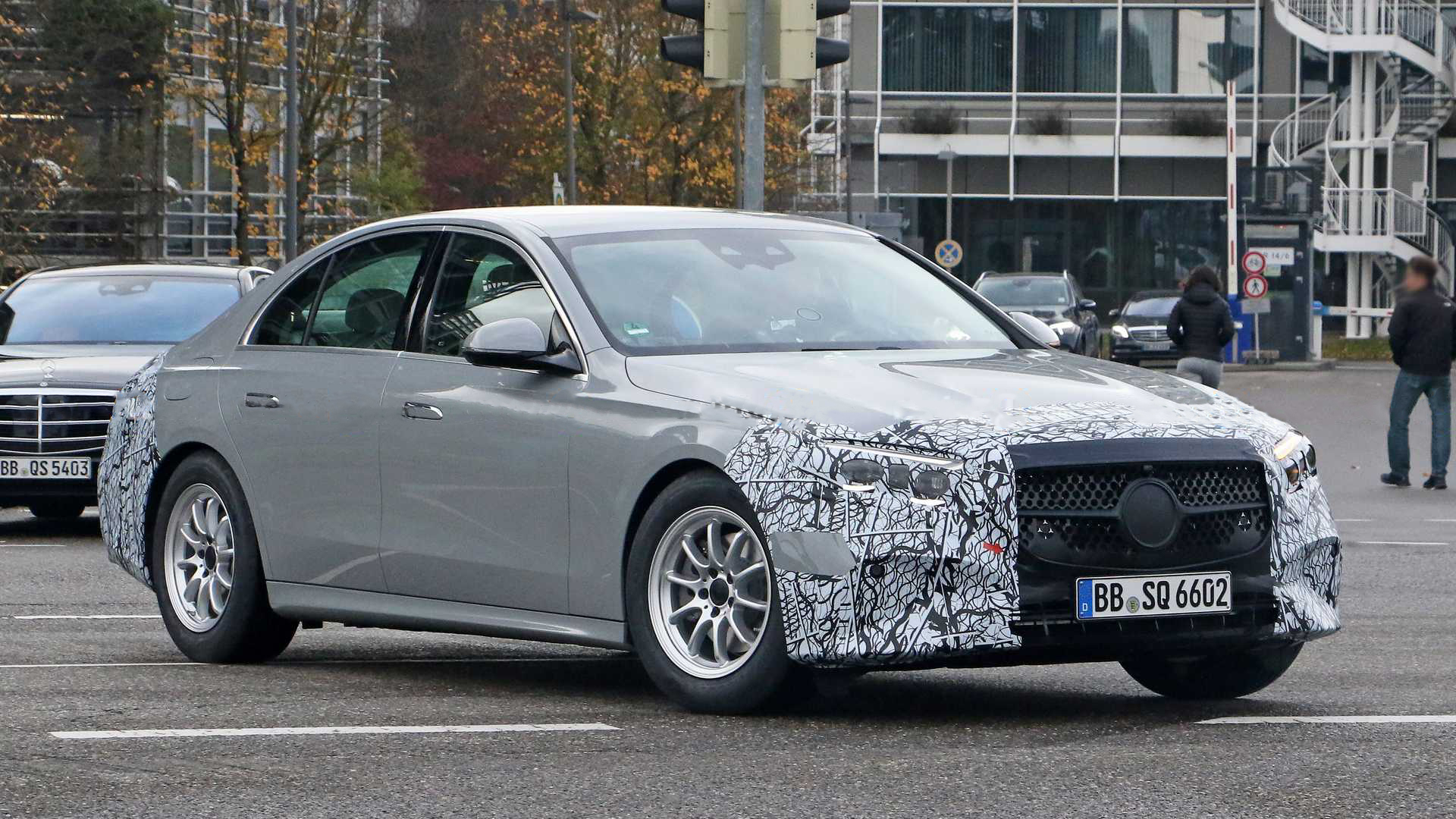 奔驰e级2024款车机系统,2024款奔驰e300豪华内饰颜色