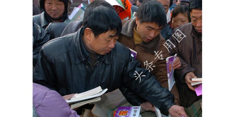 热心小伙半夜给邻居修水龙头,24岁小伙水龙头坏了