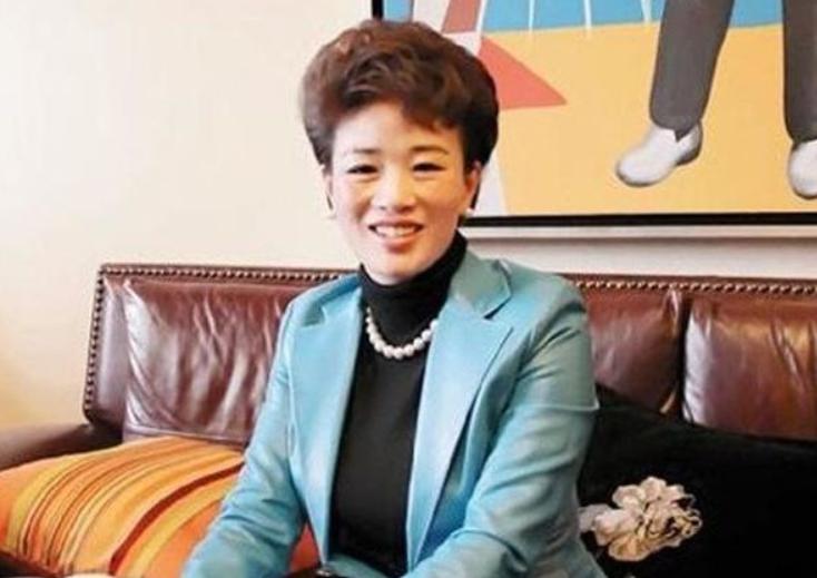 温州女富豪胡洁：前夫贪污出逃，她带女儿甘当小三，二婚嫁周立波