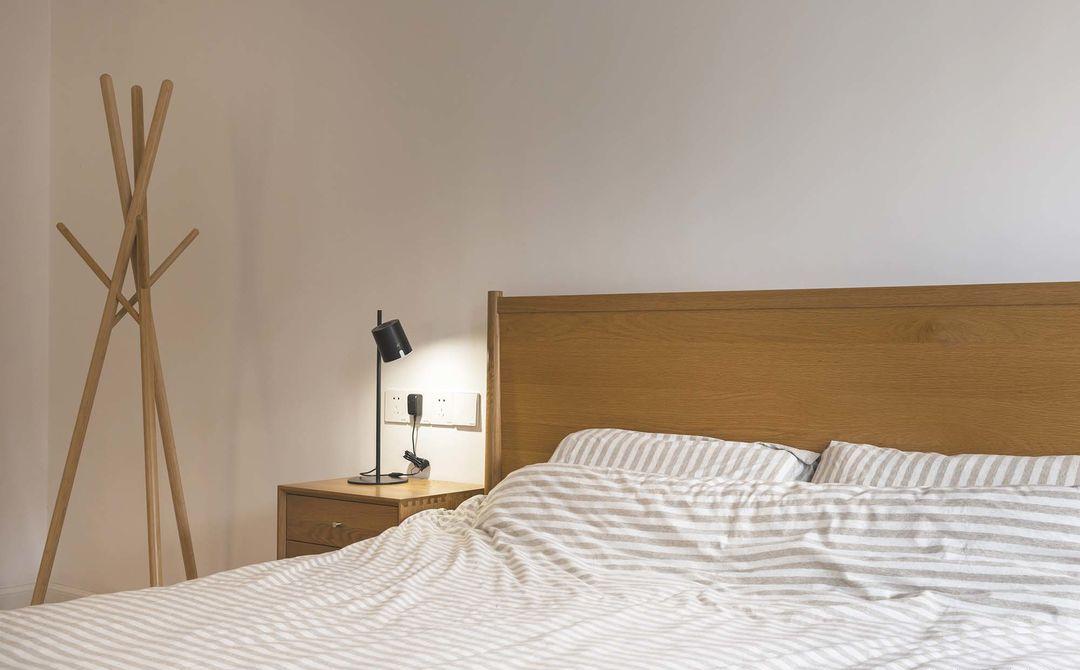 她在沙发后面“掏洞”造窗，完工后发现太明智了，全屋温暖又自然