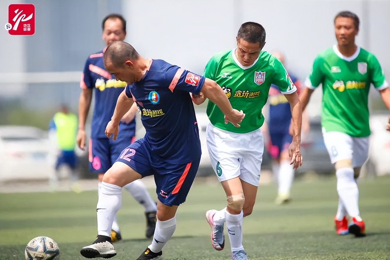 追奔露宿青海月，夺城夜蹋黄河冰。铁衣度碛雨飒飒，战鼓上陇雷凭
