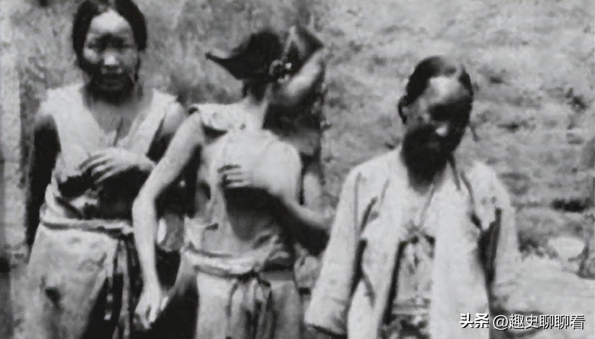 日本暴行老照片,日军女子拍照