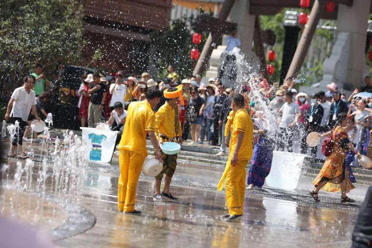2010西双版纳傣族万人泼水节,西双版纳万人泼水节狂欢