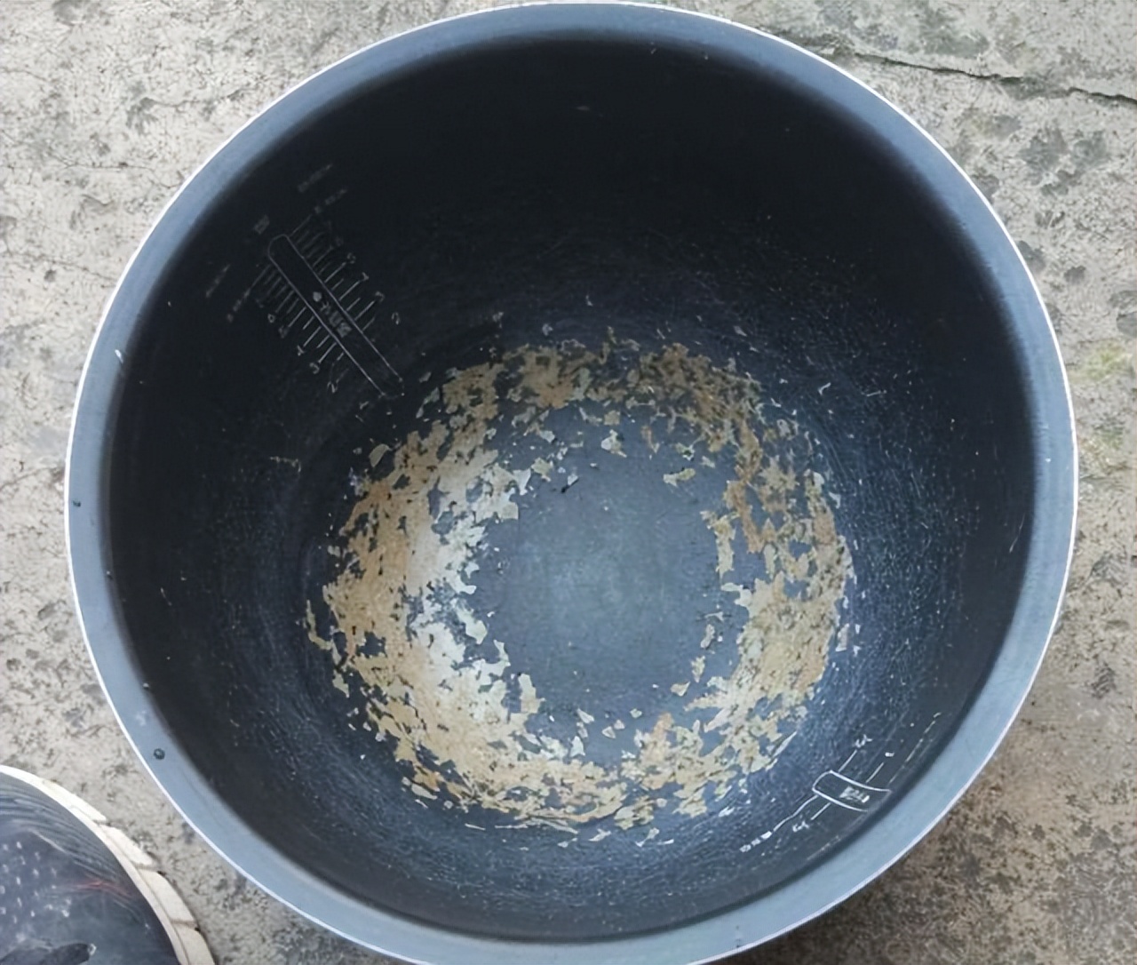 电饭锅内胆涂层脱落了还能使用吗,电饭锅内胆涂层脱落对人有害吗