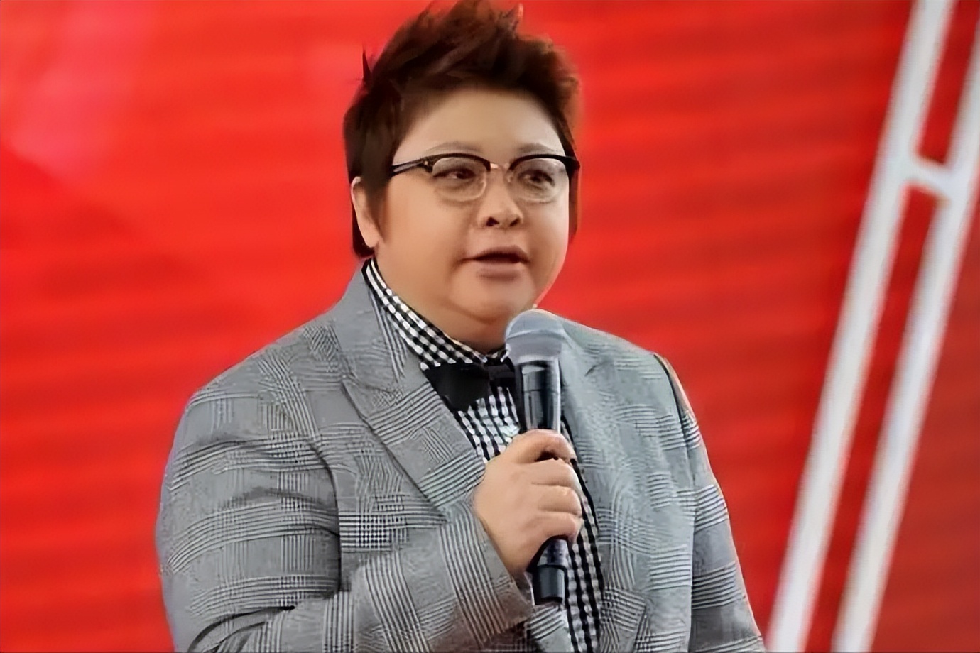 韩红被举报非法募捐的人是谁,韩红贪污3亿元