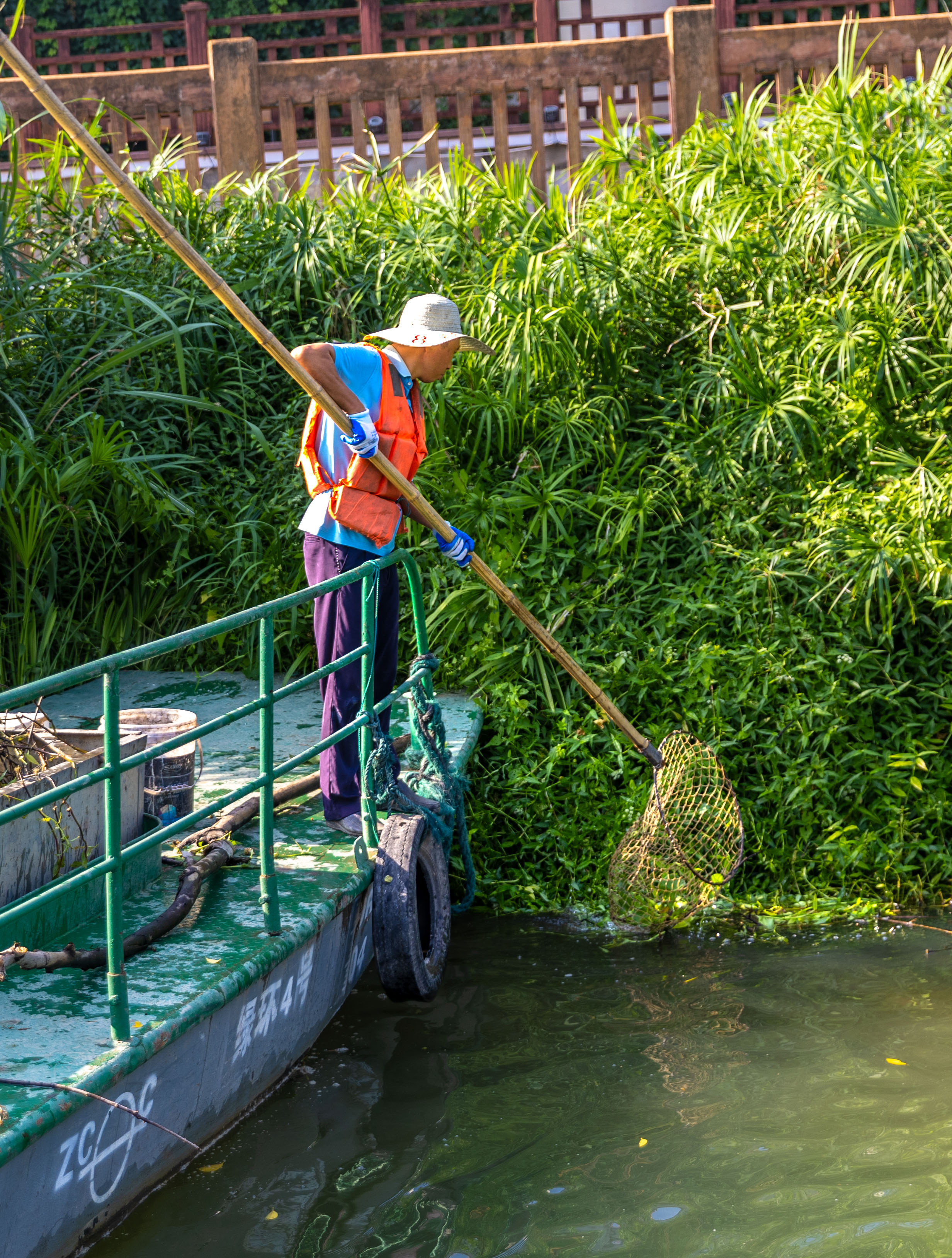 三元：烈日下的沙溪河“清道夫”汗水浸透衣衫，守护“一汪碧水”