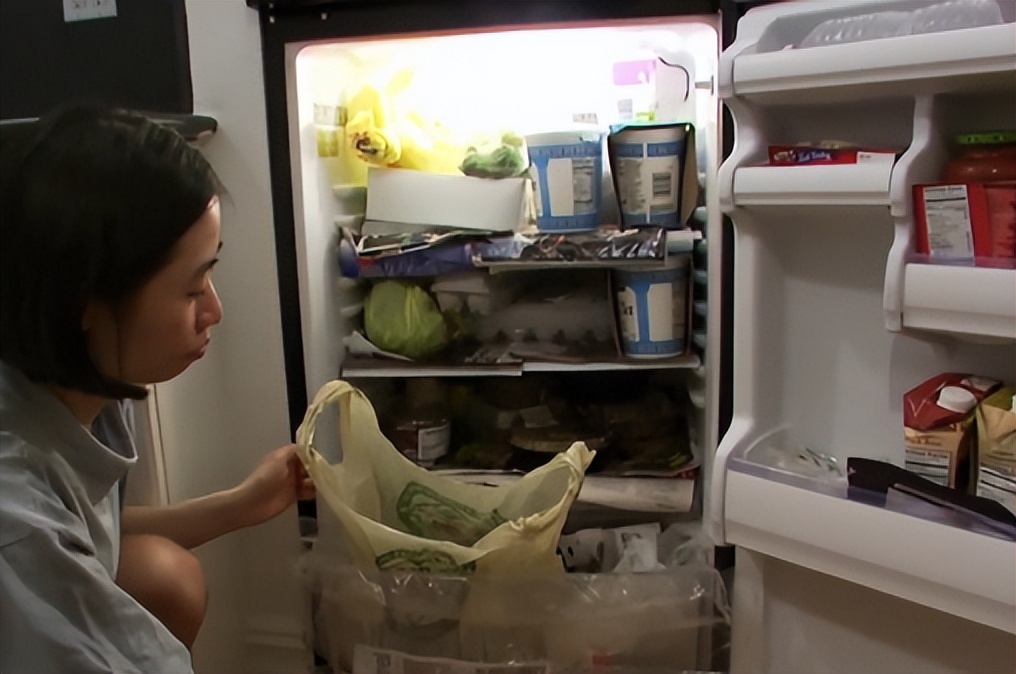 12年前哈佛毕业生为买房,厕纸反复用,棉袜穿成*袜丝**,买了几套房？