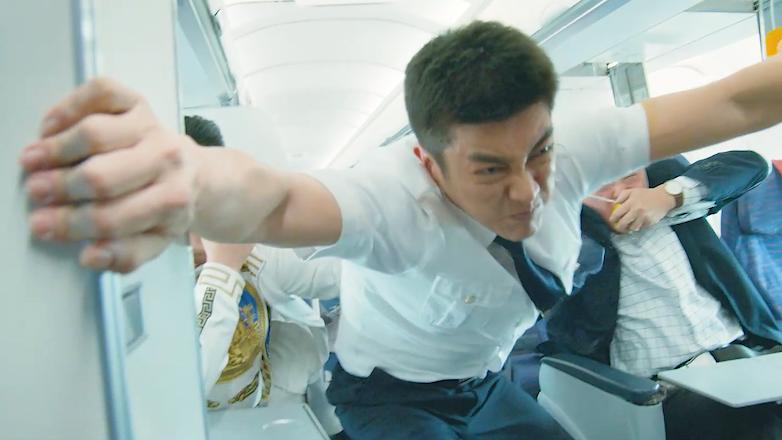 飞机挡风破裂数百人被困万米高空,玻璃破裂飞机迫降视频