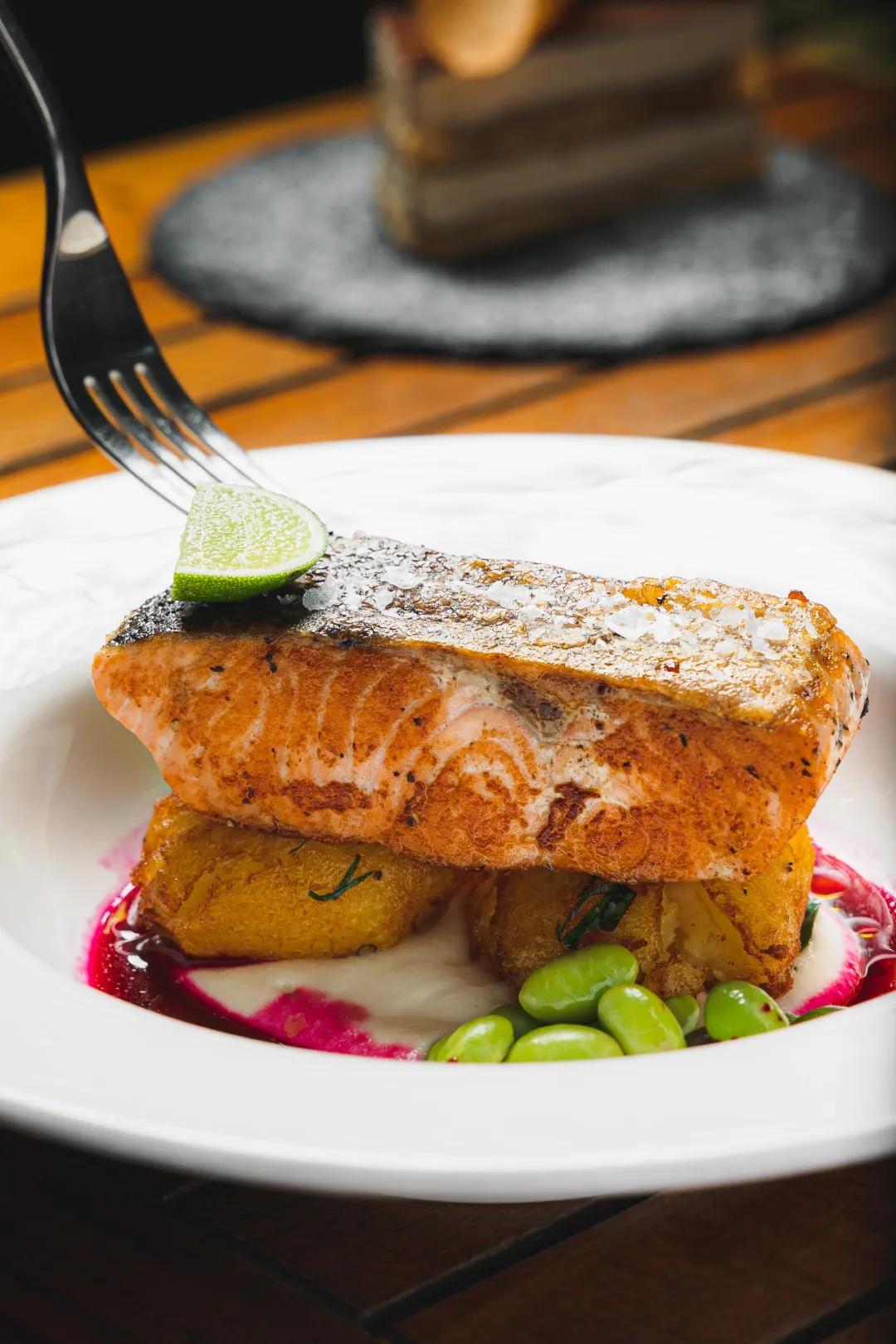 “这家「英伦餐吧」是专属你的快乐密码!”