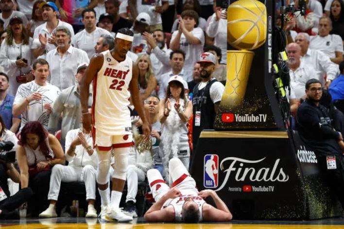 六边形！轰23+12一人搅翻热火，创三大神迹，联盟第一人非他莫属