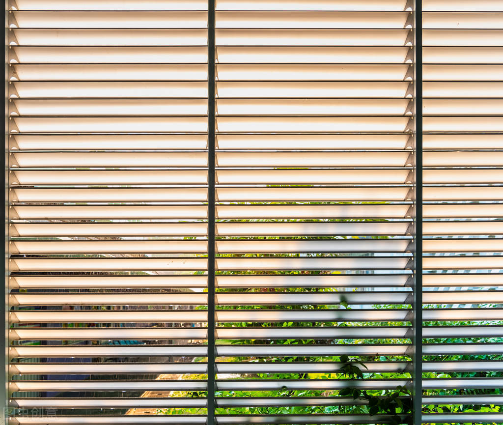 清洗纱窗不用拆简单一招清理干净,原来清洗纱窗这么简单