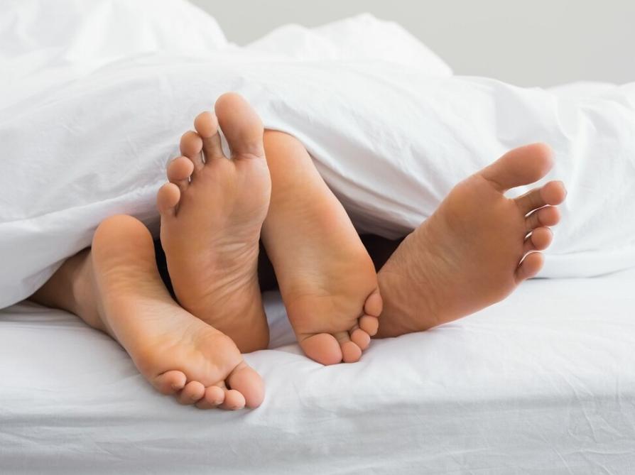 女性到了夜晚放屁多怎么回事,女性到了夜晚放屁多响怎么回事