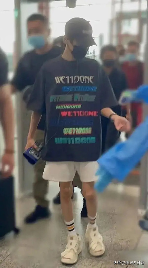 双腿细似竹竿，体型堪比纸片，内娱男星的审美真是太“畸形”了