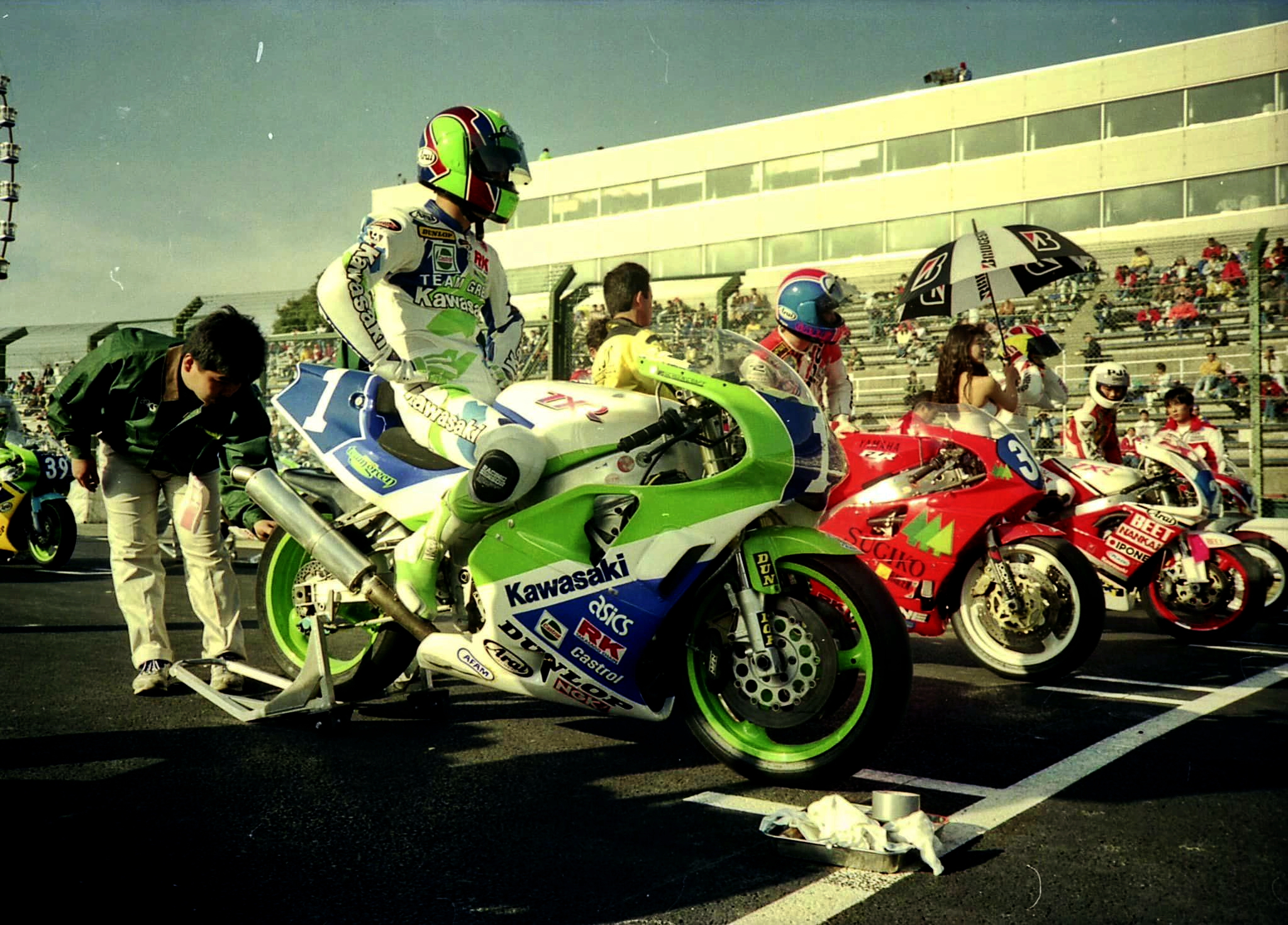 老照片:TT-F3赛车规格的KawasakiZXR-4