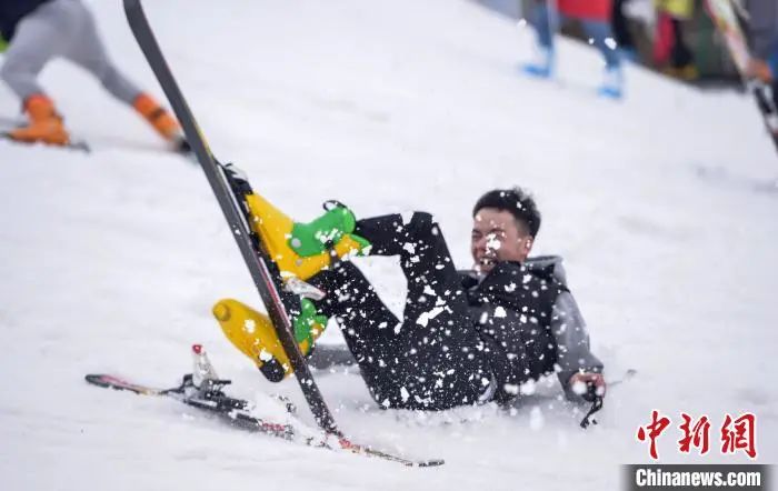 气温逐步降低冬季羽绒服迎来热销,寒冬来袭你准备好羽绒服了吗