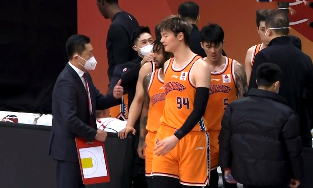 齐麟cba打裁判,篮协对裁判处罚为何不能公开