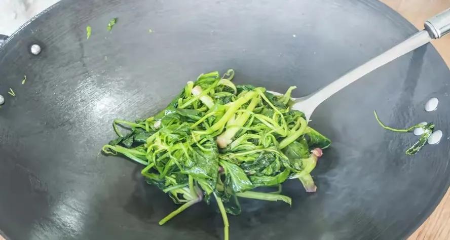 新买的铁锅如何不用油开锅,新买的铁锅怎么开锅不生锈