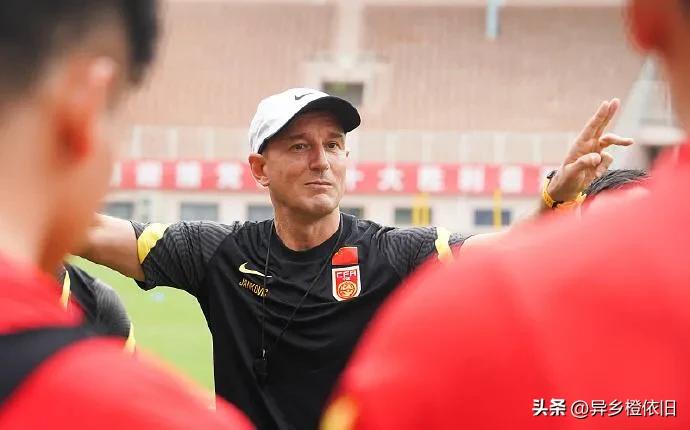 评价李霄鹏出任国足主帅,国足选帅引争议