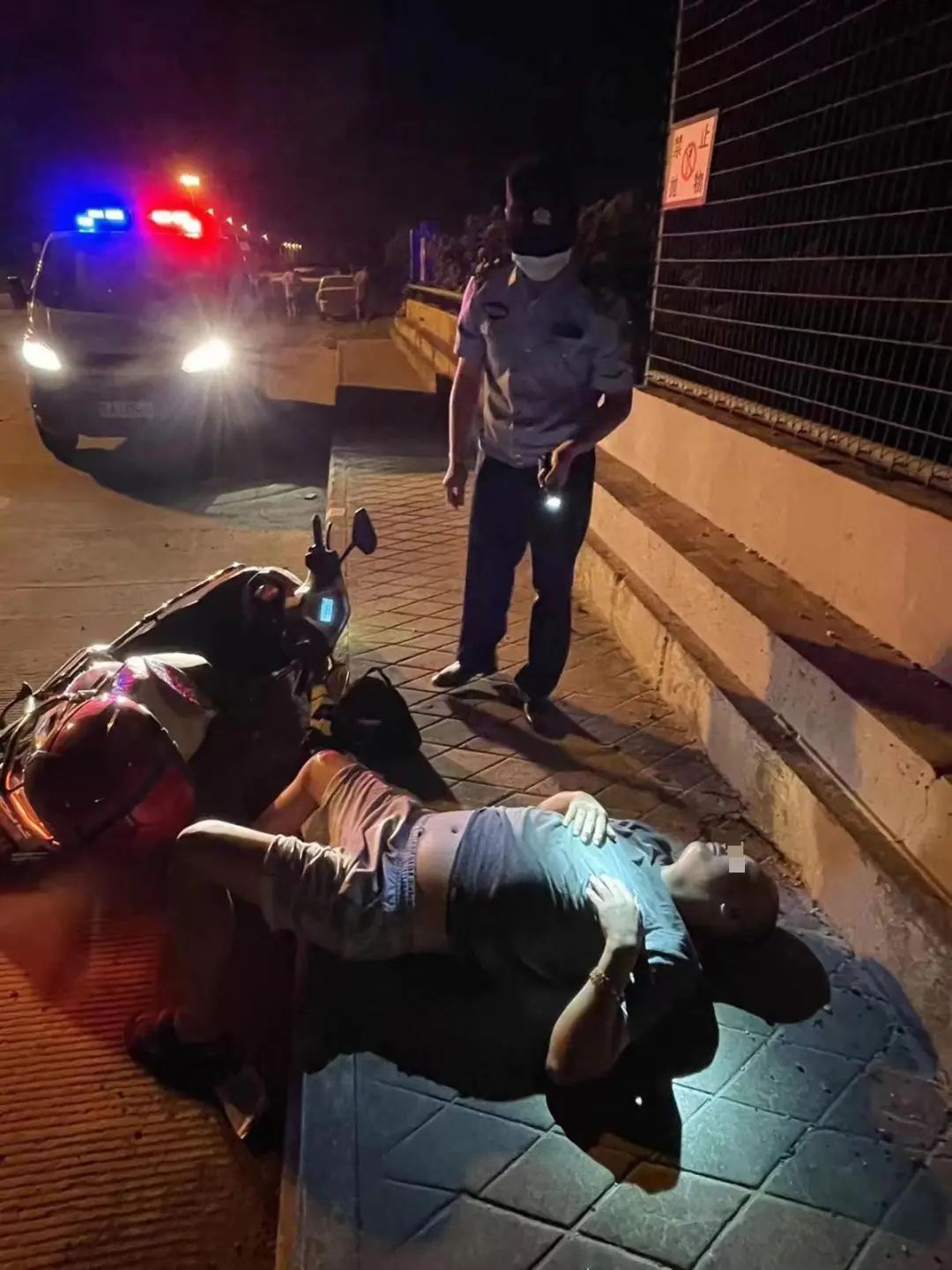 高温晕倒男子后续,小伙中暑晕厥他们暖心急救