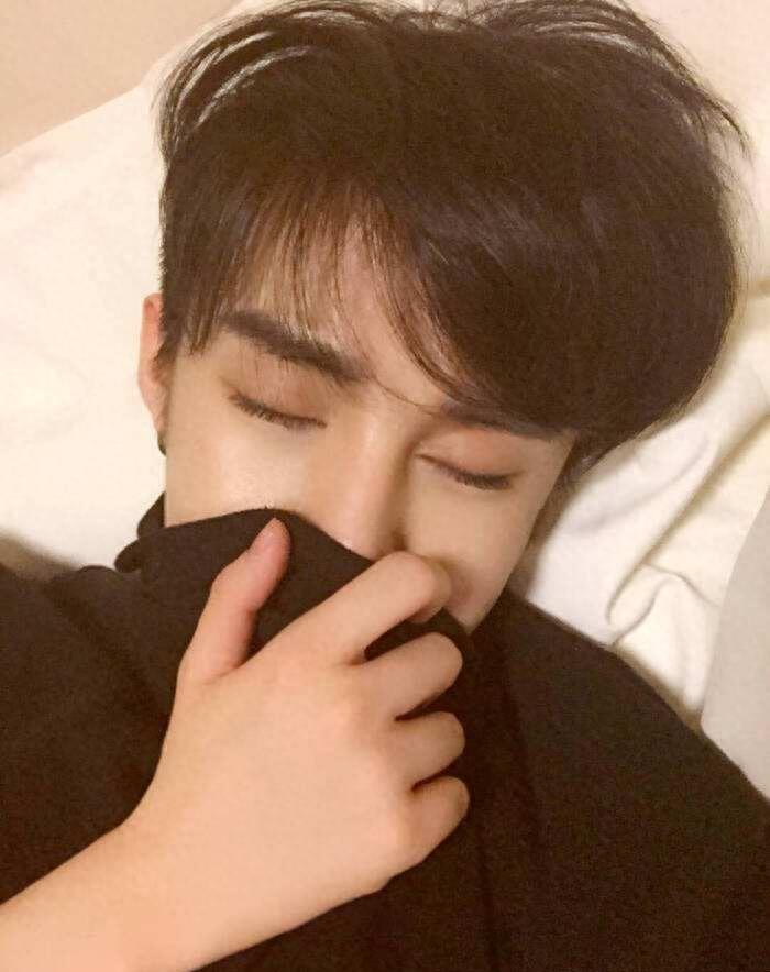 明星烤瓷牙发黑,明星烤瓷牙牙齿磨小后照片