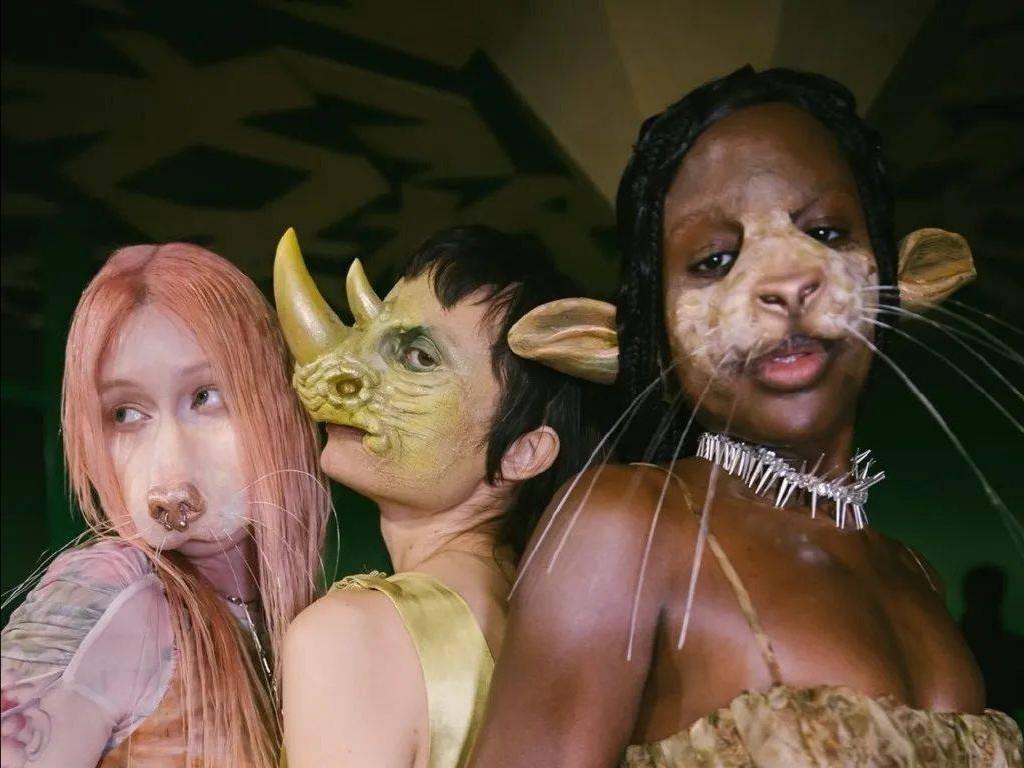 巴黎时装周众星翻车，黄圣依女仆装老态纵横，章子怡奶奶装认不出