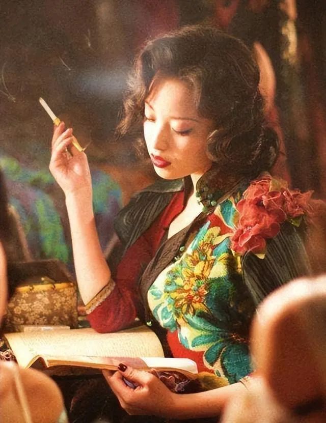 刘嘉玲关晓彤同框,穿旗袍大秀窈窕好身材